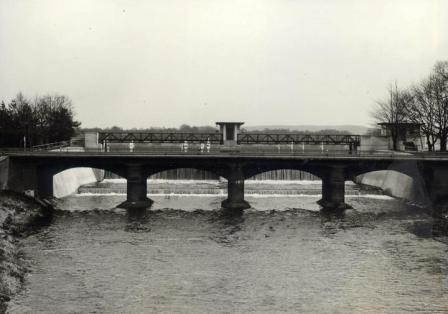 Vorne die Steverbrücke erbaut von Johann Conrad Korber. Im Hintergrund das Walzenwehr